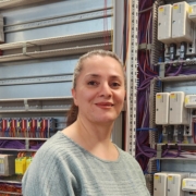 Neue Mitarbeiterin im Schaltschrankbau