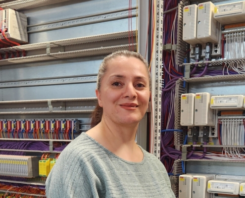 Neue Mitarbeiterin im Schaltschrankbau